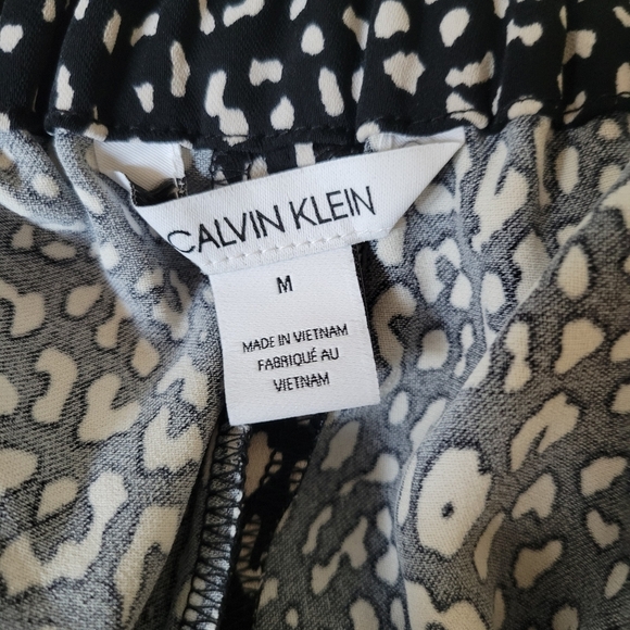 Calvin Klein Women’s Black White Animal Print Shorts Size Medium - Picture 2 of 4